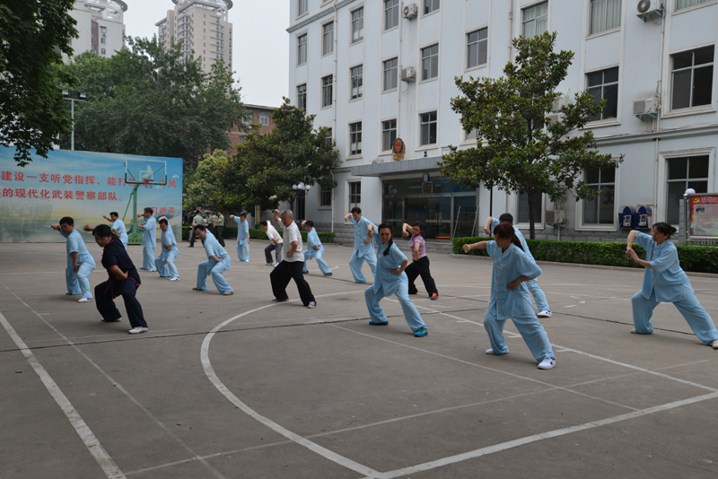 聘請陳式太極拳知名教練教學(xué)，開展太極拳興趣小組活動。