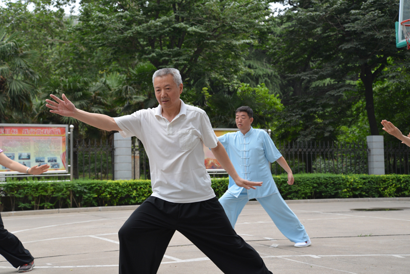 聘請陳式太極拳知名教練教學(xué)，開展太極拳興趣小組活動。