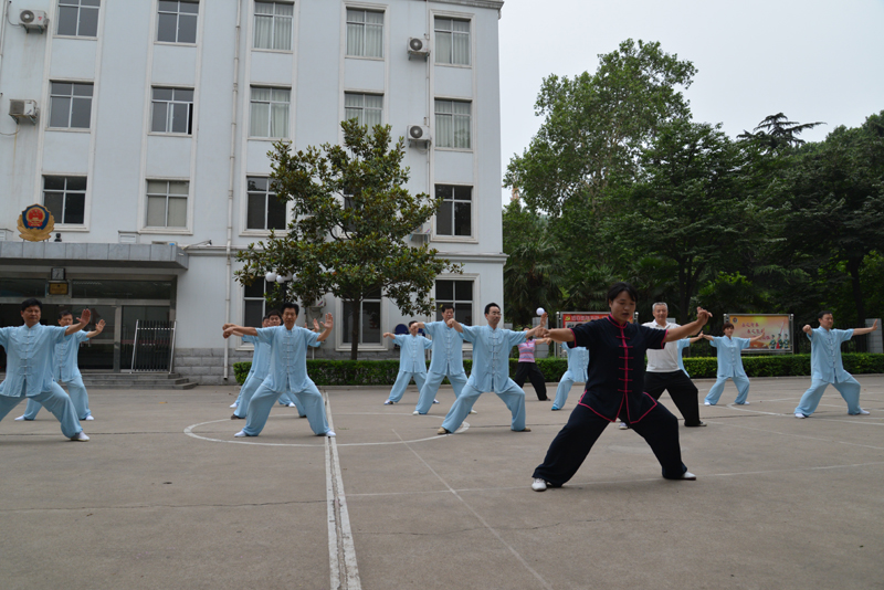 聘請陳式太極拳知名教練教學(xué)，開展太極拳興趣小組活動。