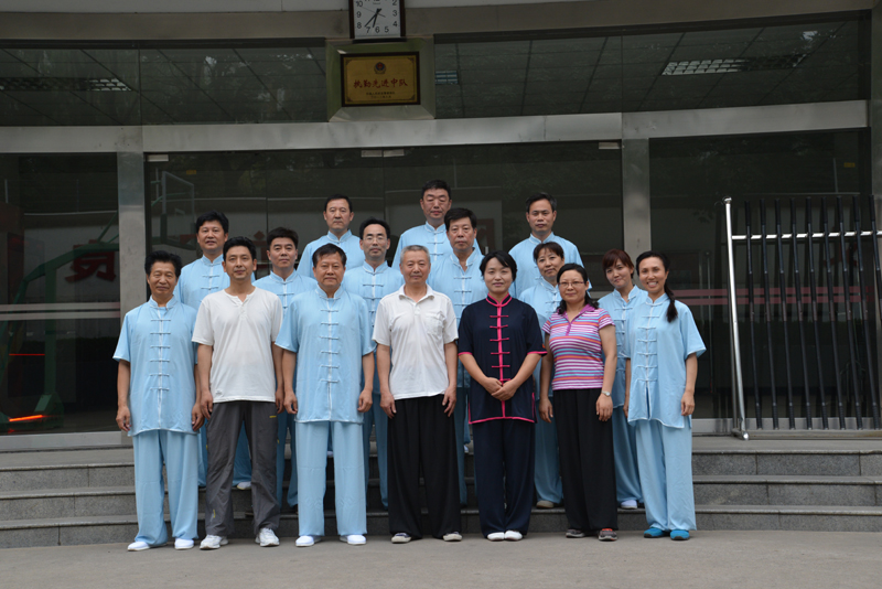 聘請陳式太極拳知名教練教學(xué)，開展太極拳興趣小組活動。