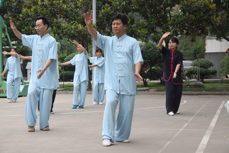 聘請陳式太極拳知名教練教學(xué)，開展太極拳興趣小組活動。